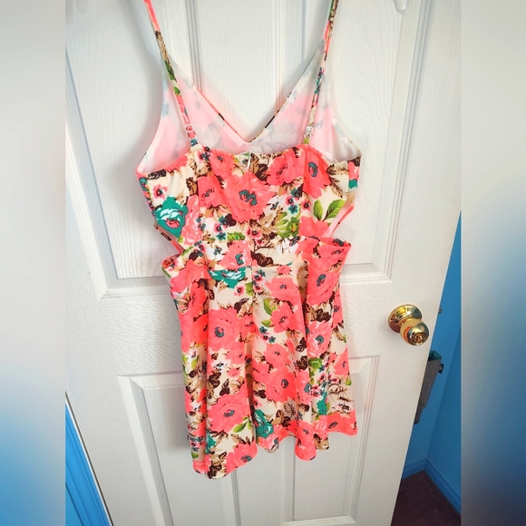 Summer mini dress with side cut outs - Picture 2 of 2